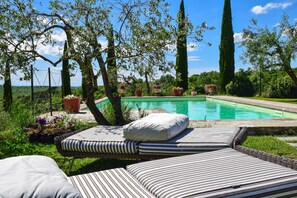 A poolside area with lounge chairs and a heart-shaped tree branch. - House with fenced garden,private pool,air conditioning 35km from Siena & Arezzo (Rigomagno)
