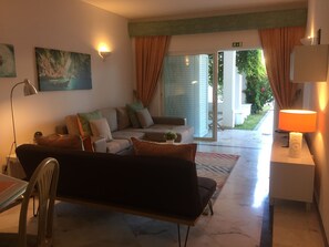 Télévision, lecteur de DVD, vidéothèque