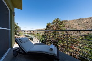 A sun lounger on a balcony with a view of a hilly landscape. - Holidays & Health in Finca Oasis - Villa 7 by Viilas Rivero (Telde)