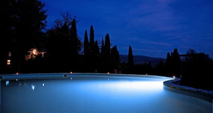 Ville de vacances avec piscine située au cœur d'un grand parc planté de chênes e