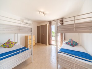 3 slaapkamers, een strijkplank/strijkijzer, gratis wifi, beddengoed