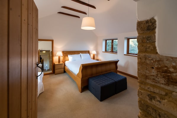 1 chambre, bureau, fer et planche à repasser, lit parapluie