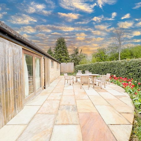 Outdoor dining. Whitley Coach House - Lacock 5 Minutes Away & Bath 20 Minutes Away, Longleat 30