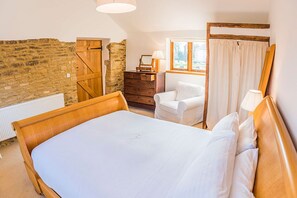 1 habitación, escritorio, tabla de planchar con plancha y cuna de viaje 