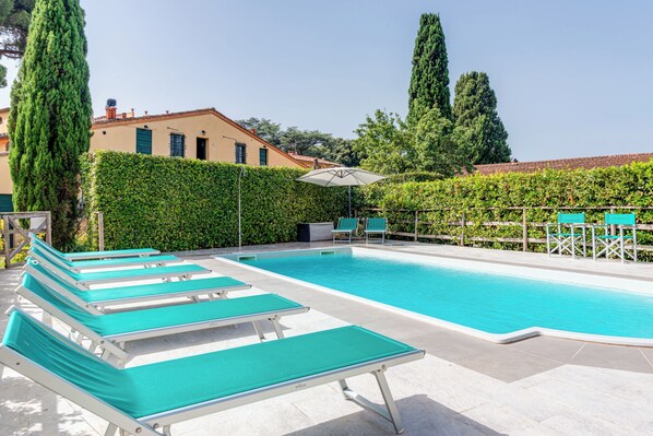 A swimming pool with lounge chairs and an umbrella. - FATTORIA LA PIEVE AGRITOURISM WITH PRIVATE POOL - VILLA FRANTOIO, 8 km from Pisa (Calci)