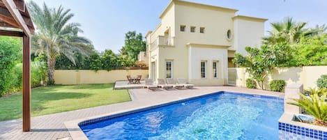 حمّام سباحة مُدفَّأ