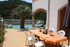 Outdoor dining - BEAUTIFUL HOUSE FOR 8 PEOPLE, WITH POOL. PRIVATE AND BARBECUE. (TOSSA DE MAR.)