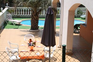 Outdoor dining - BEAUTIFUL HOUSE FOR 8 PEOPLE, WITH POOL. PRIVATE AND BARBECUE. (TOSSA DE MAR.)