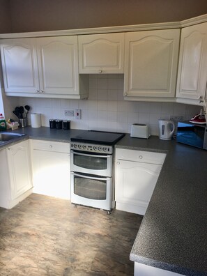 Réfrigérateur, four à micro-ondes, cafetière-théière