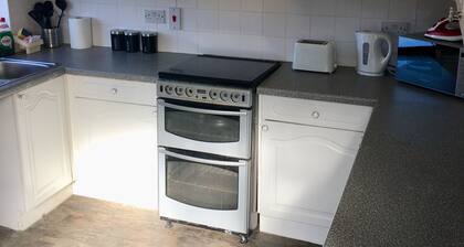 BUDGET ACCOMMODATION MINS FROM JUNCTION 30M1 FREE PARKING. Chesterfield