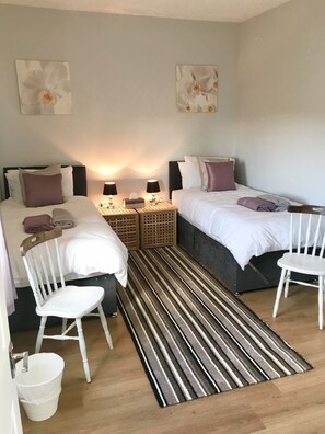 3 bedrooms, iron/ironing board, free WiFi, bed sheets - BUDGET ACCOMMODATION MINS FROM JUNCTION 30M1 FREE PARKING.  Chesterfield  (Clowne)