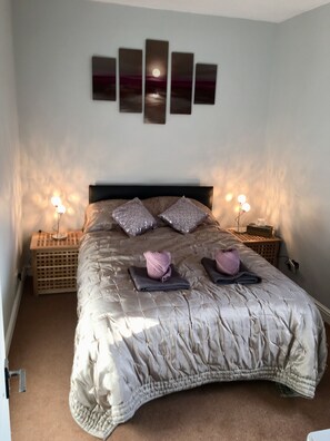 3 bedrooms, iron/ironing board, free WiFi, bed sheets - BUDGET ACCOMMODATION MINS FROM JUNCTION 30M1 FREE PARKING.  Chesterfield  (Clowne)