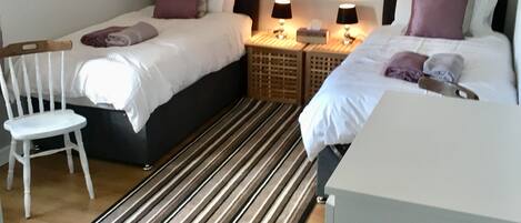 3 chambres, fer et planche à repasser, Wi-Fi gratuit, draps fournis