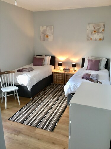 BUDGET ACCOMMODATION MINS FROM JUNCTION 30M1 FREE PARKING.  Chesterfield 