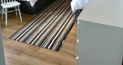 BUDGET ACCOMMODATION MINS FROM JUNCTION 30M1 FREE PARKING. Chesterfield