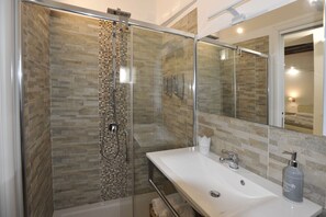 Dusche, Haartrockner, Bidet, Handtücher