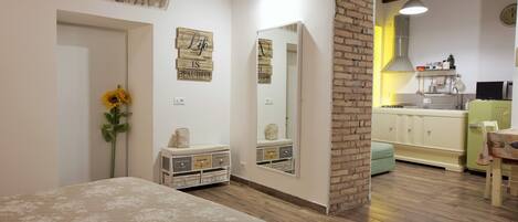 1 غرفة نوم وخزنة داخل الغرفة ومكتب ومكواة/لوح كي