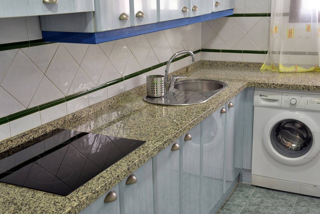 Jääkaappi, mikroaaltouuni, liesi, kahvin-/teenkeitin