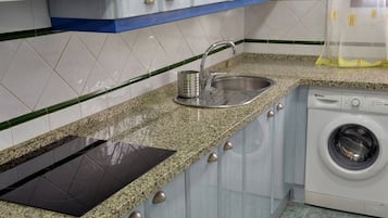 Kühlschrank, Mikrowelle, Herdplatte, Wasserkocher mit Kaffee-/Teezubehör