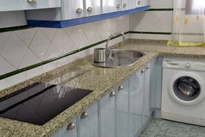 Een koelkast, een microgolfoven, een kookplaat