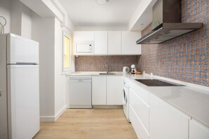 Réfrigérateur, micro-ondes, plaque de cuisson, lave-vaisselle