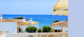 Hus med fantastisk havutsikt og bare 3 min. gå fra sandstranden