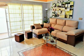 Smart TV, DVD player, books, video library - Malaga: Apartment/ flat - MálagaLuxury ApartmentLuxury Apartment (Málaga)