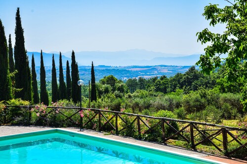 House with private pool/garden 5 km from village. Quiet street & panoramic views