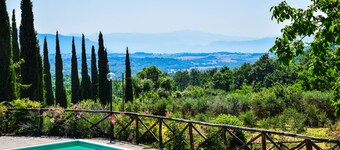 House with private pool/garden 5 km from village. Quiet street & panoramic views