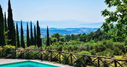 House with private pool/garden 5 km from village. Quiet street & panoramic views