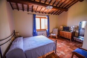 2 bedrooms, iron/ironing board, free WiFi, bed sheets - House with private pool/garden 5 km from village. Quiet street & panoramic views (Santa Restituta)