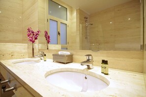 Duschwanne, Haartrockner, Bidet, Handtücher