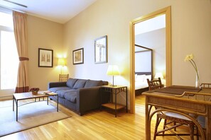 Televisio, DVD-soitin, kirjoja