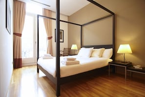 2 dormitorios, escritorio, tabla de planchar con plancha y wifi