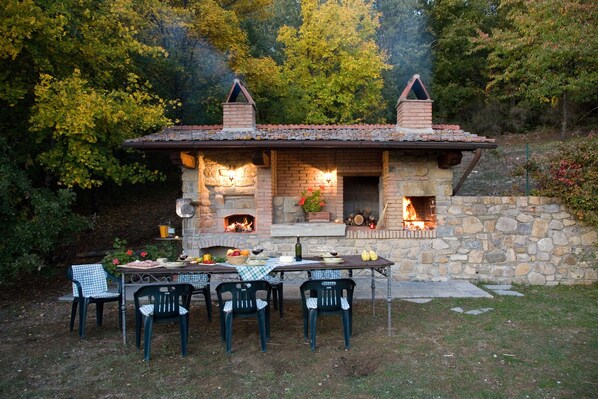 Outdoor dining - Ancient country villa with pool in the hills of Tuscany, surrounded by woods (Poppi)
