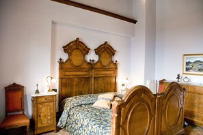 5 Schlafzimmer, Schreibtisch, Bügeleisen/Bügelbrett, WLAN