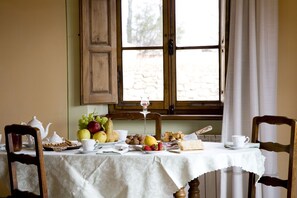 Dining - Ancient country villa with pool in the hills of Tuscany, surrounded by woods (Poppi)