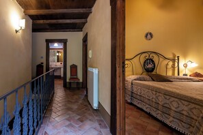 5 bedrooms, desk, iron/ironing board, WiFi