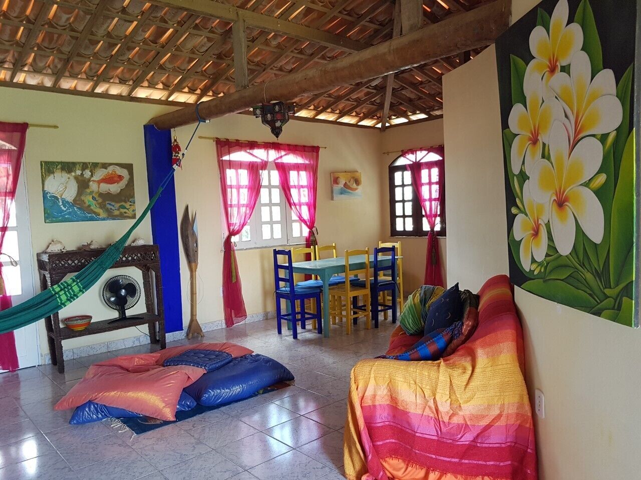 Charming villa in tropical garden 5 minutes walk to town centre and beach, Wi-Fi