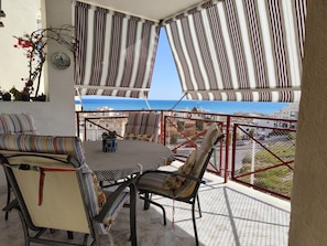 Outdoor dining - Apartment in private urbanization with pool and garden area in Santa Pola (Santa Pola)