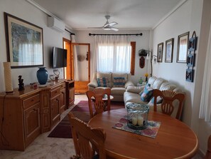 Smart TV, DVD player, table tennis, books - Apartment in private urbanization with pool and garden area in Santa Pola (Santa Pola)