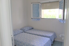 2 bedrooms, internet, bed sheets, wheelchair access - Charming house surrounded by green c. a.150 mt from the beautiful sea (San Pietro In Bevagna)