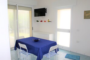 Dining - Charming house surrounded by green c. a.150 mt from the beautiful sea (San Pietro In Bevagna)