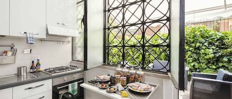 ثلاجة، ميكروويف، فرن، موقد طهي مسطح