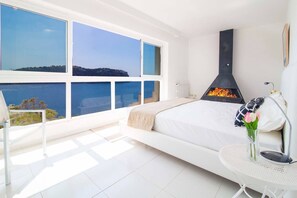 5 habitaciones, escritorio y tabla de planchar con plancha