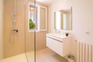 Bañera con ducha, toallas