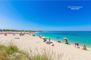 A public beach with people sunbathing and swimming. - Sea  view from terrace, sandy beaches 150 m,Torre Guaceto Reserve 3 km,parking (Carovigno)