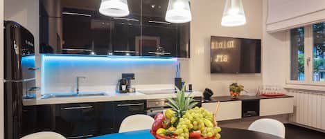 Geladeira, micro-ondas, fogão, cooktop