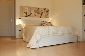 1 多间卧室、上网接入、床单