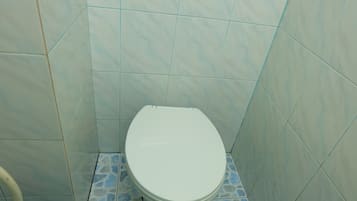 Ducha, artículos de tocador gratuitos, toallas